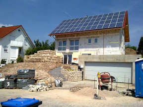 Baustelle mit Haus und Solardach