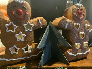 Zwei tönerne Lebkuchenfiguren mit Schiefertannenbaum